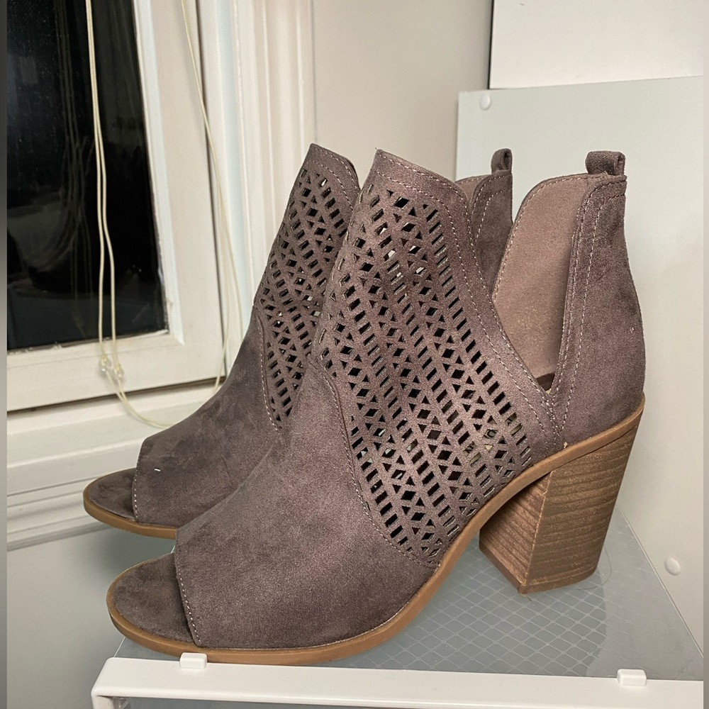 Grey Steve Madden Heels size 7 1/2 MUST GO